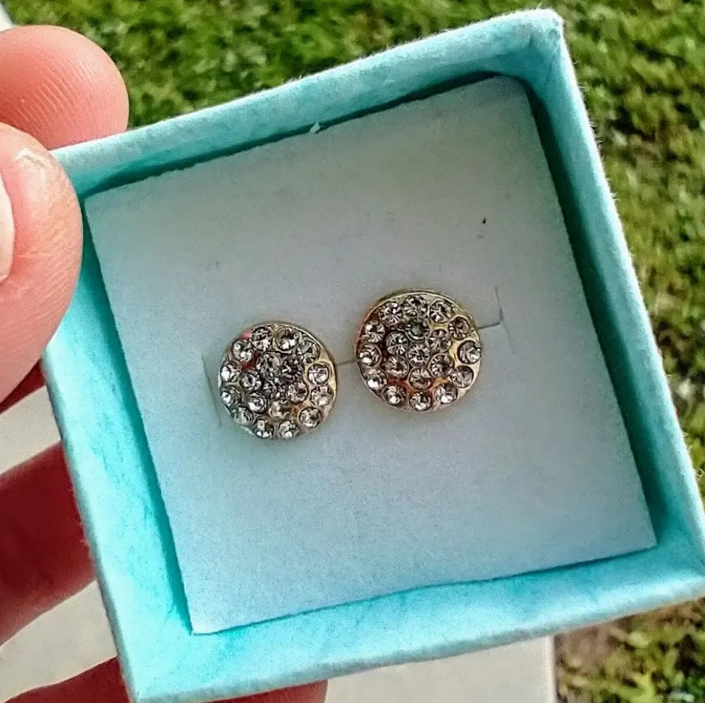 Simple Gold-Tone Rhinestone Studs New WGBox